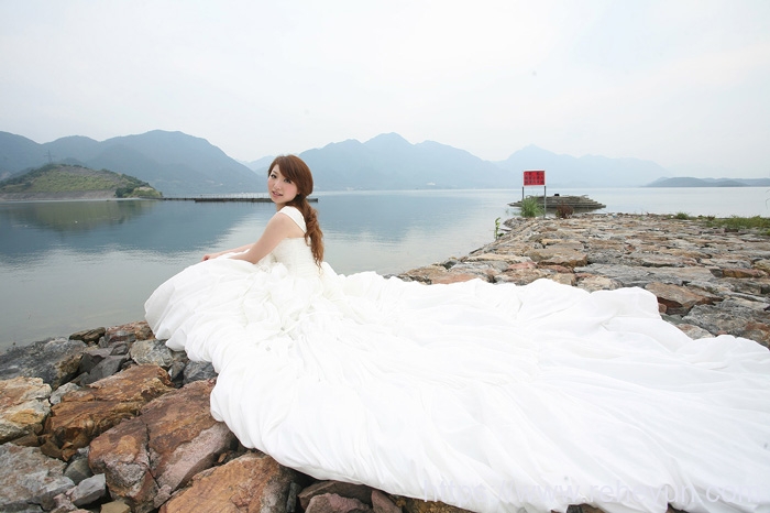 PS调出唯美朝霞湖景新娘婚纱照片 - 第2张  | 热河云