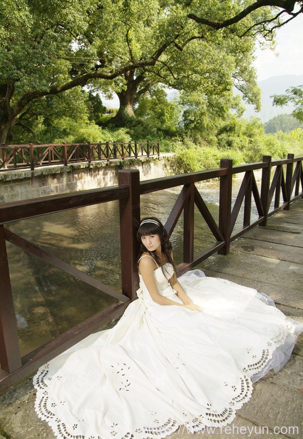 调出公园背景紫黄色婚纱照片的PS教程插图2