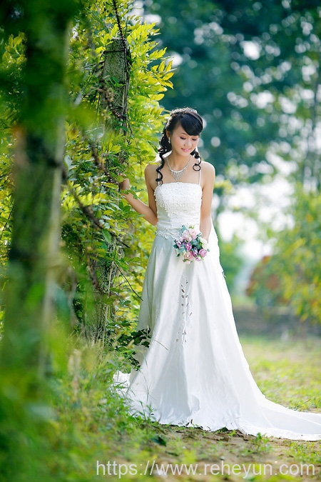 Photoshop调出逆光青红色新娘婚纱照片-热河云
